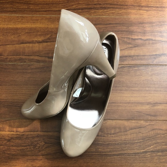 Merona Heels in US Size 7 - Picture 3 of 6